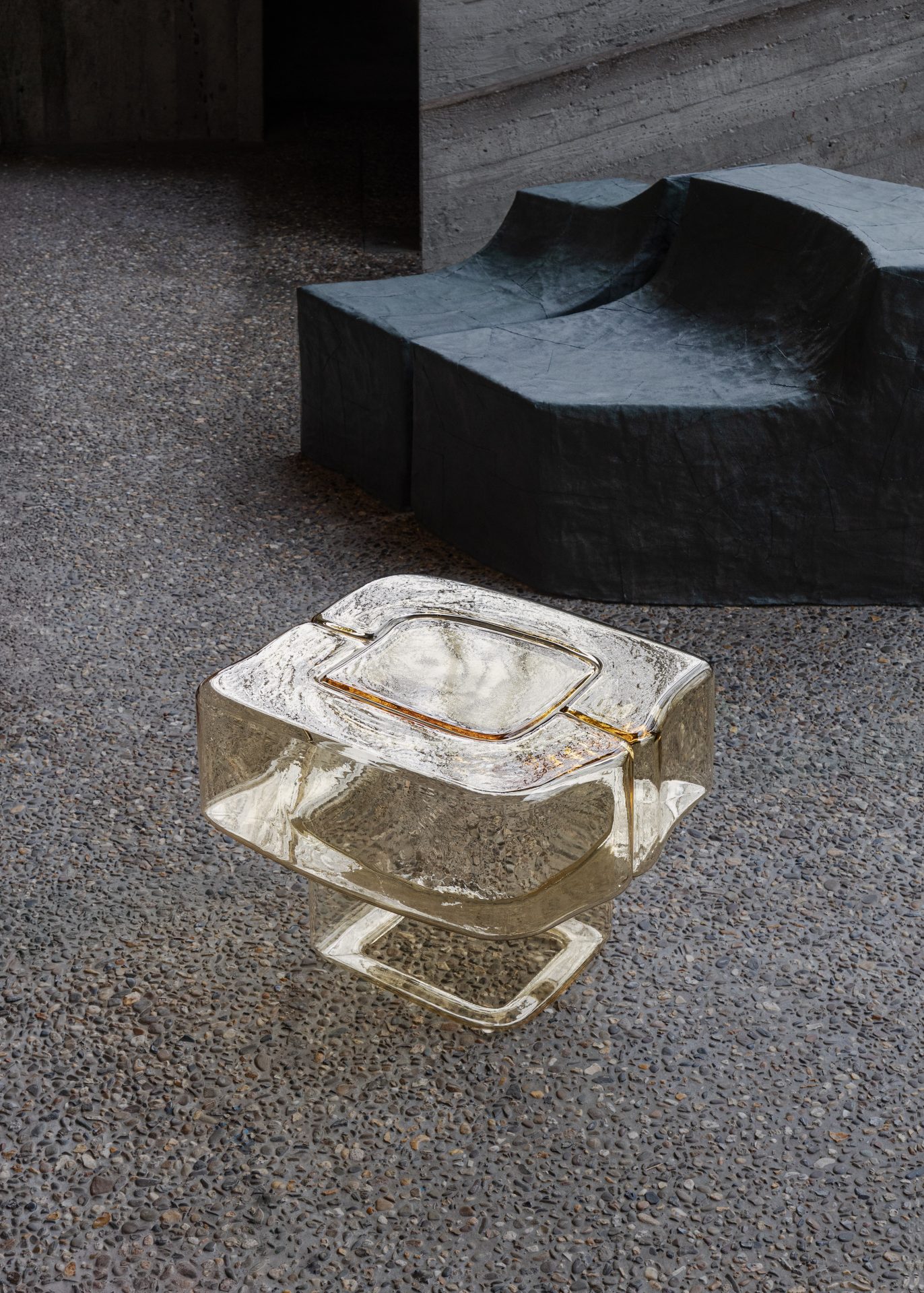Questa immagine ha l'attributo alt vuoto; il nome del file è fluid-re-collection_fluid-joinery-side-table-1_cassina_remould_linde-freya-tangelder_ph_eline-willaert-1372x1920. Jpg