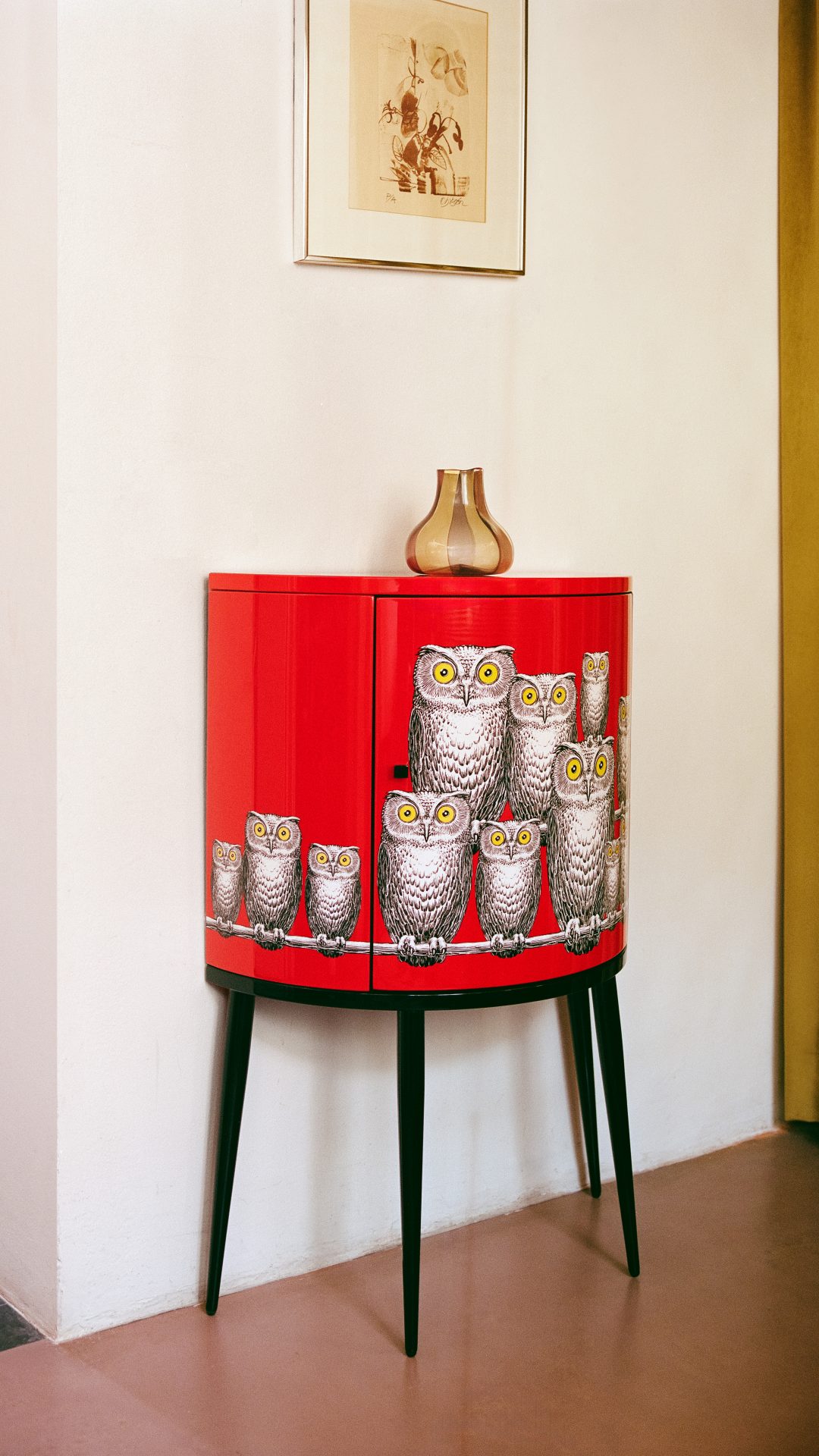 Questa immagine ha l'attributo alt vuoto; il nome del file è fornasetti-consolle-civette-1-1-1080x1920. Jpg