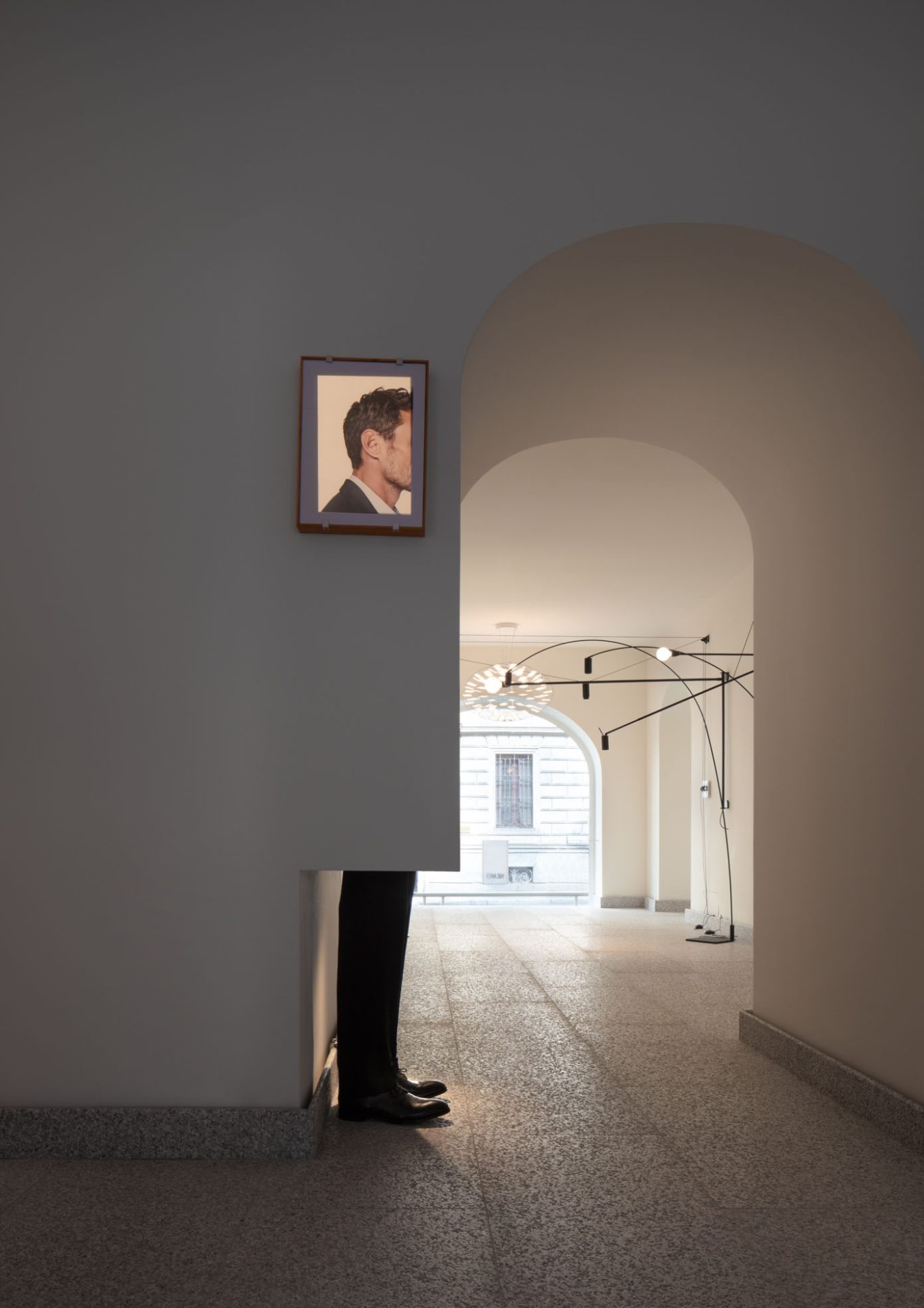 Questa immagine ha l'attributo alt vuoto; il nome del file è nemo-showroom_a-ron-gilad-project_ph-santi-caleca_01-1357x1920. Jpg